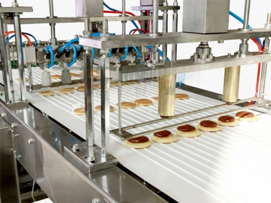 Machine d’injection de garniture et d'assemblage